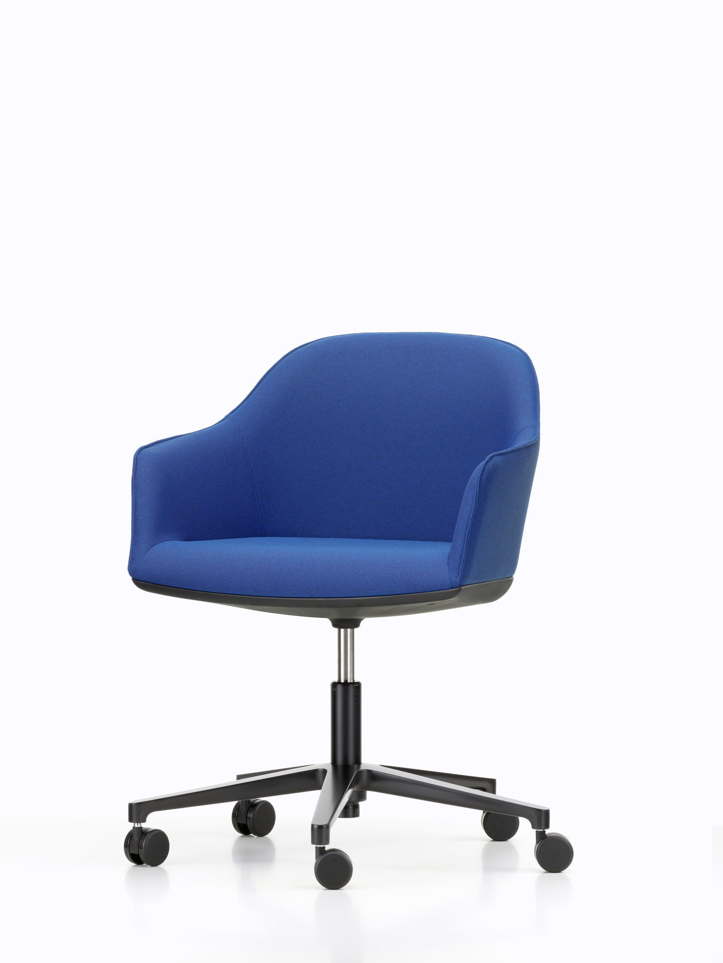Blauer Softshell Chair Bürostuhl von Vitra mit Fünfsternfuß und Rollen.