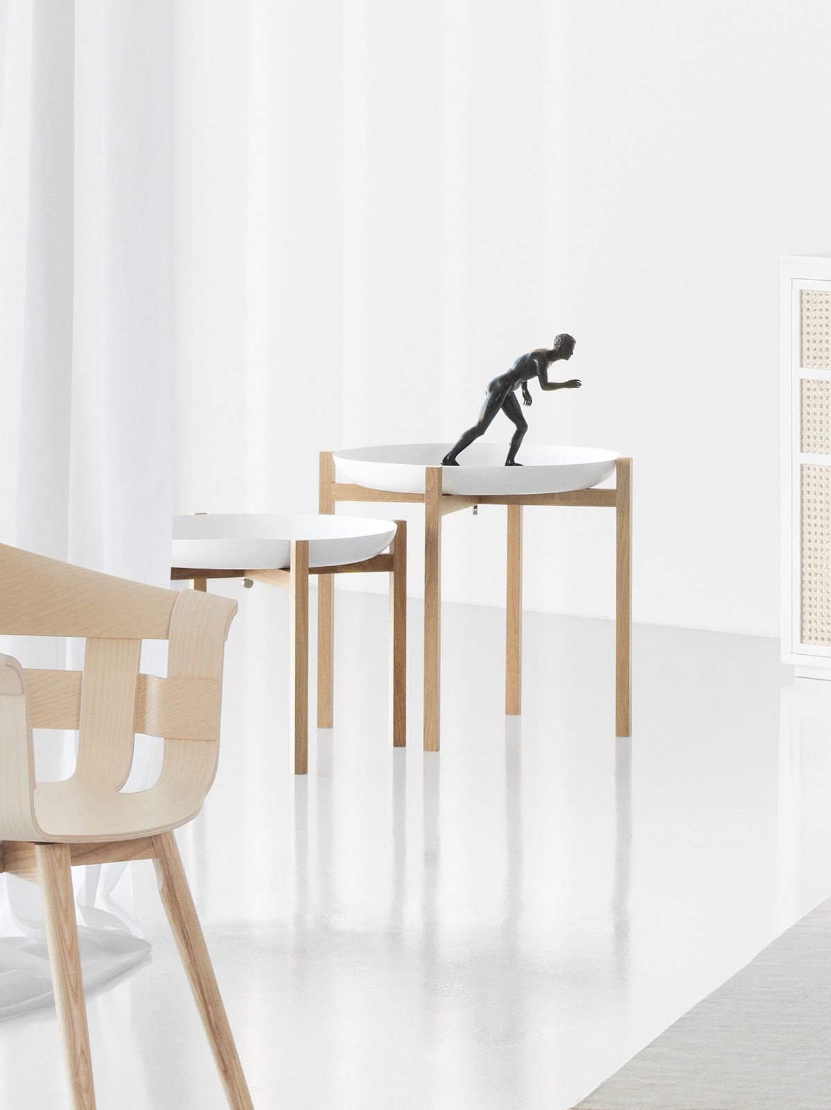 Tablo Table Set von Design House Stockholm: Zwei moderne Beistelltische aus Holz und Weiß.