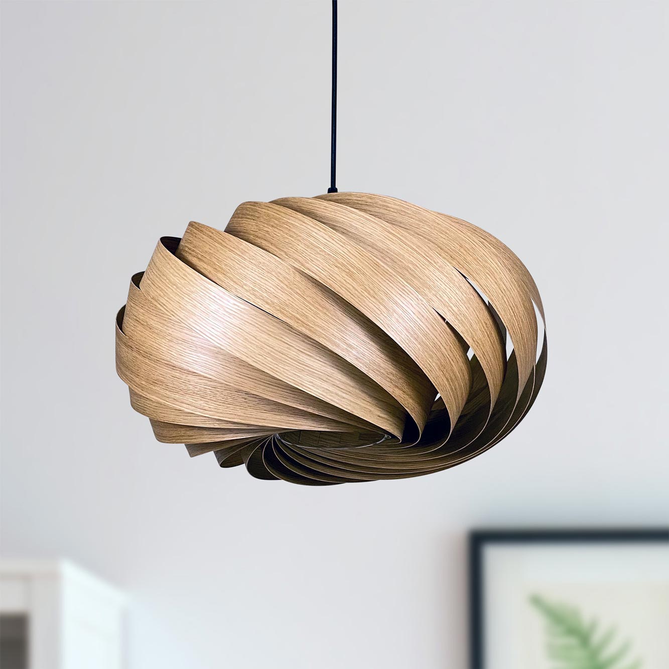Quiescenta Hängeleuchte aus Eiche: Moderne Pendelleuchte mit spiralförmigem Design für stilvolle Innenraumbeleuchtung.