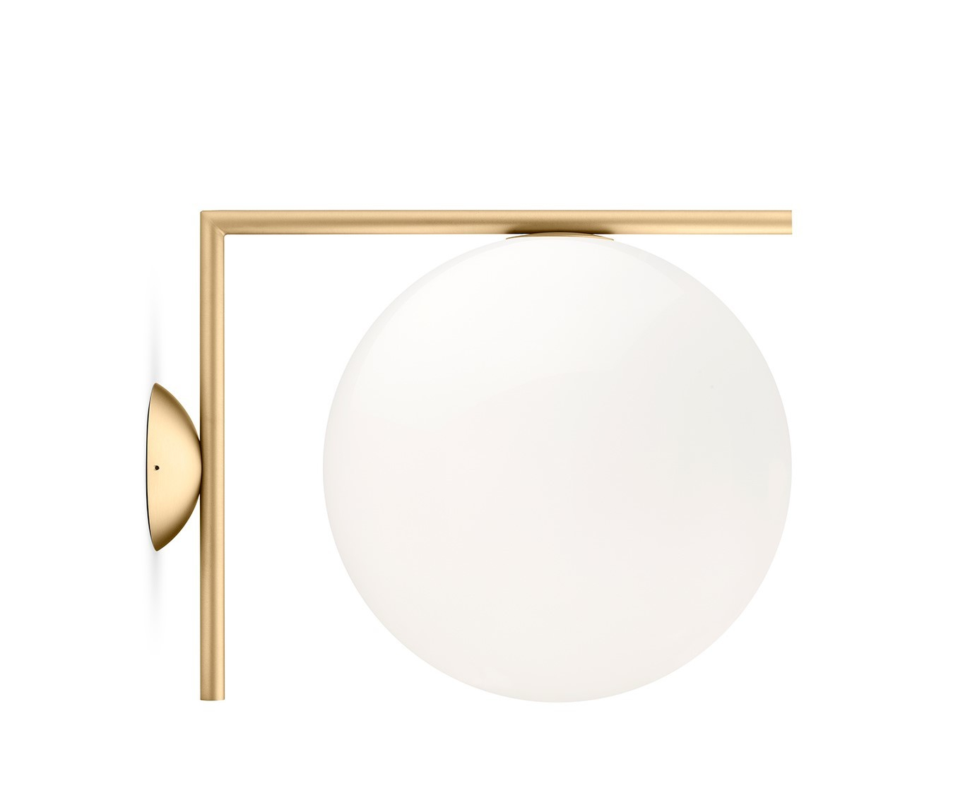 IC Lights Wandleuchte in Messing von Flos mit opalem Glaskörper für Wand oder Decke.