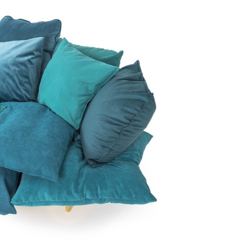 Nahaufnahme des Comfy Sofa von Seletti, bestehend aus vielen türkisfarbenen Kissen. Gemütliches Sofa für Wohnzimmer.