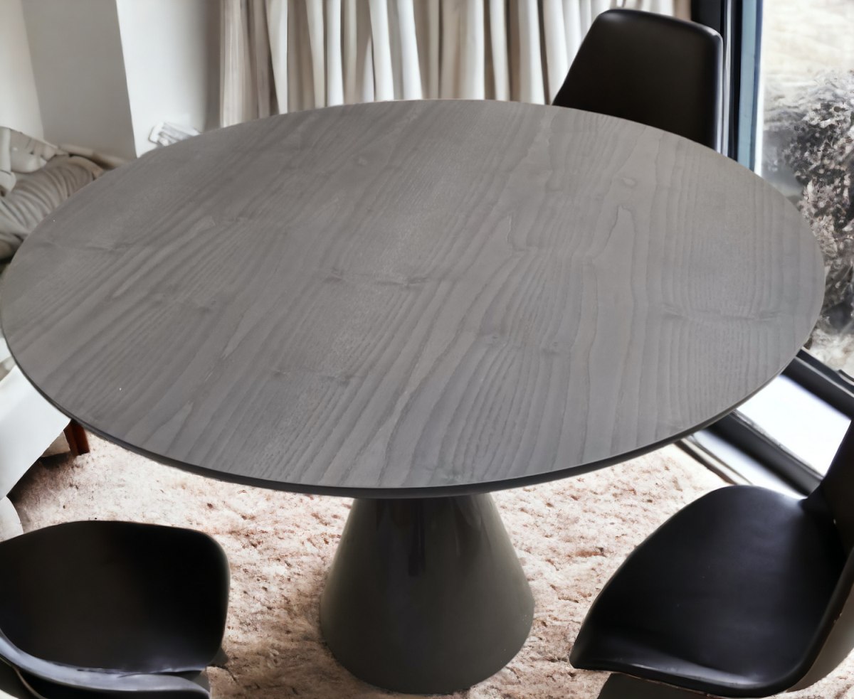 Runder Pion Esstisch in Anthrazit von Sancal, Holztisch mit zentralem Fuß und schwarzen Stühlen.