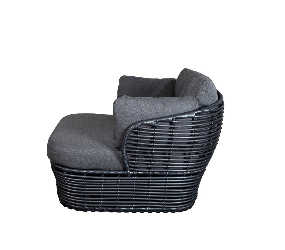 Basket Loungesessel für den Garten, Cane-Line Graphit Gestell mit grauen Kissen. Outdoor Möbel.
