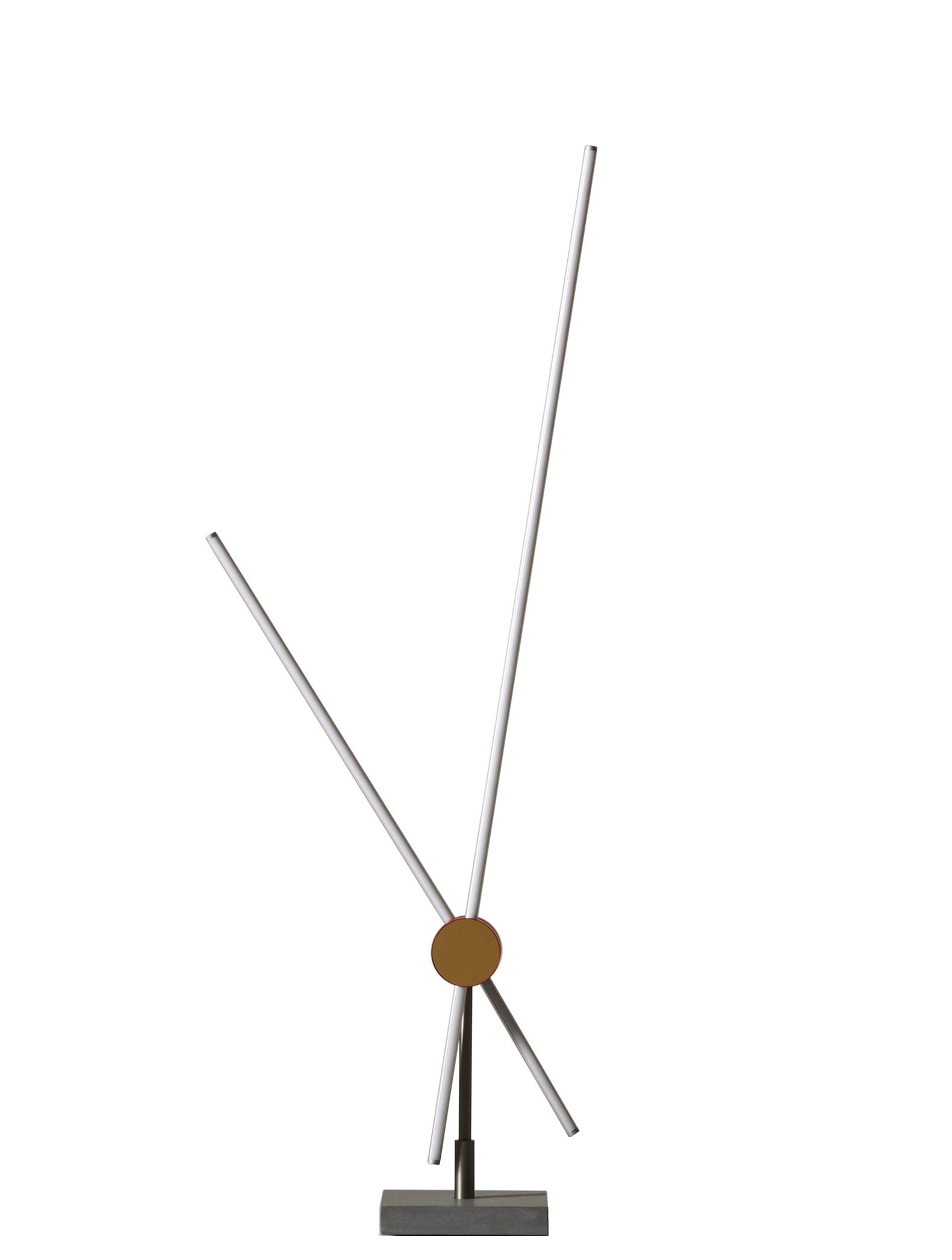 Eitie Tischleuchte von Cassina: Moderne Designerleuchte mit silbernen Stäben und goldenem Kreis.