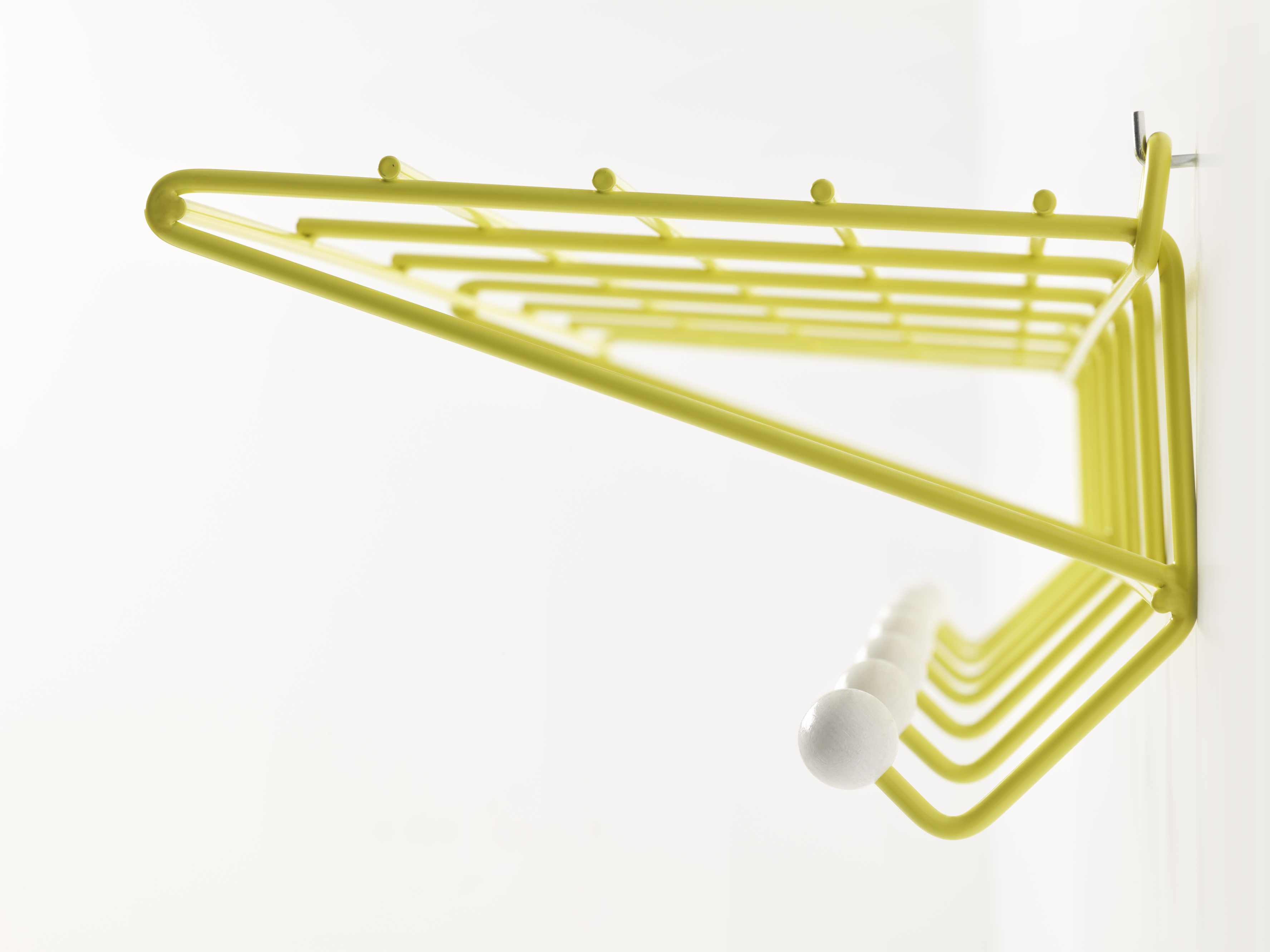 Gelbe Wandgarderobe "Spectrum" mit Ablage und Haken für Jacken und Accessoires.