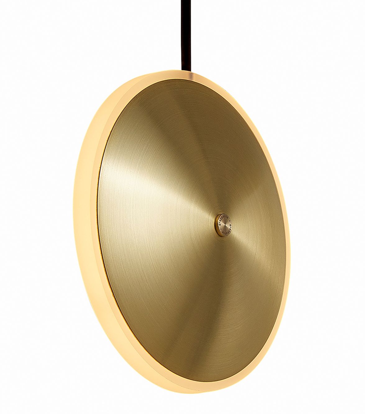 Nahaufnahme der runden Dish6v Hängeleuchte von Graypants aus Messing. Moderne Pendelleuchte für Wohnräume.