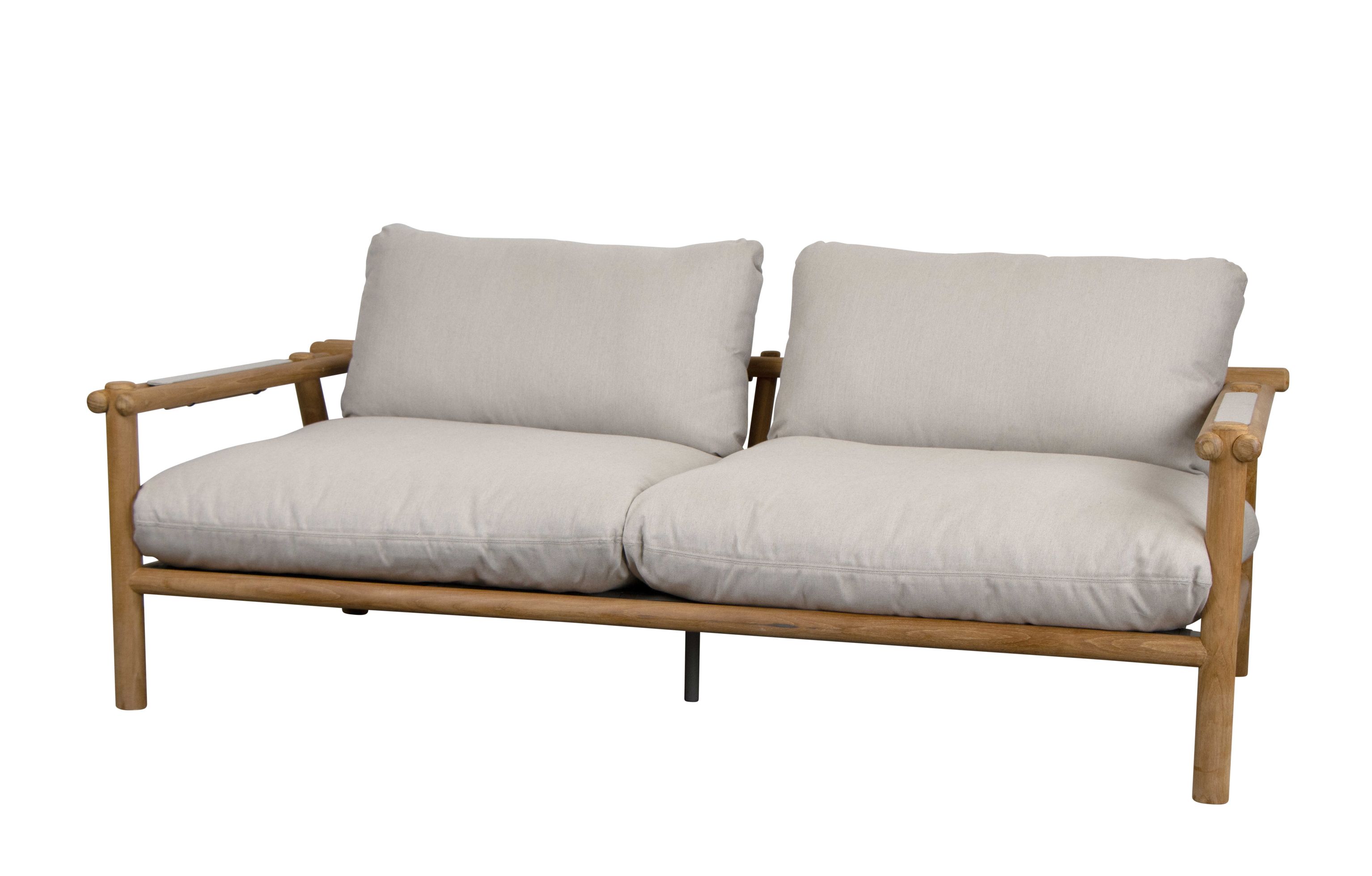 Cane-Line Sticks Outdoor Sofa mit hellen Kissen und Holzrahmen, modernes Gartenmöbel Design.