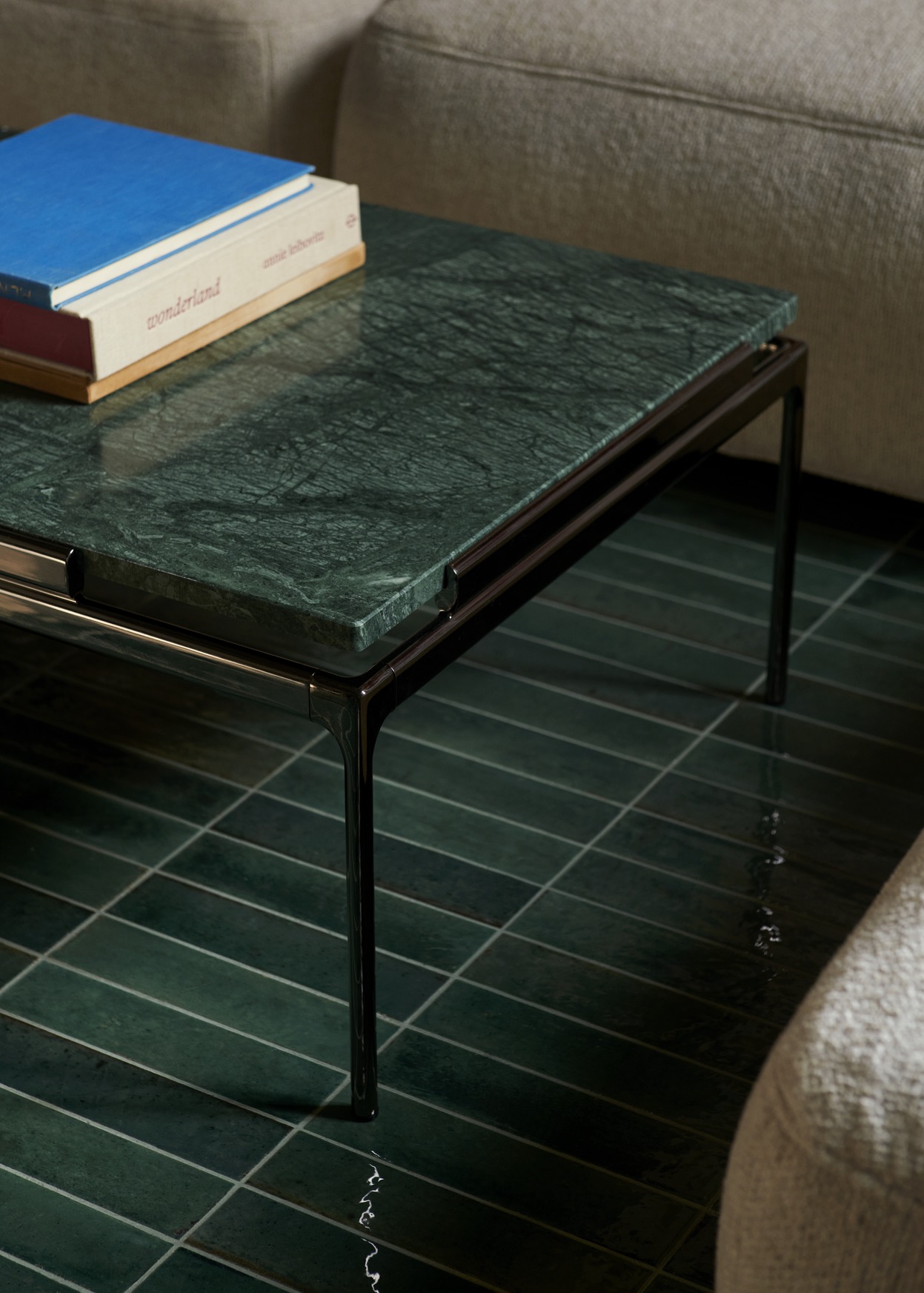 AndTradition Sett Couchtisch mit grüner Marmorplatte und Büchern, minimalistisches Design für Wohnzimmer.