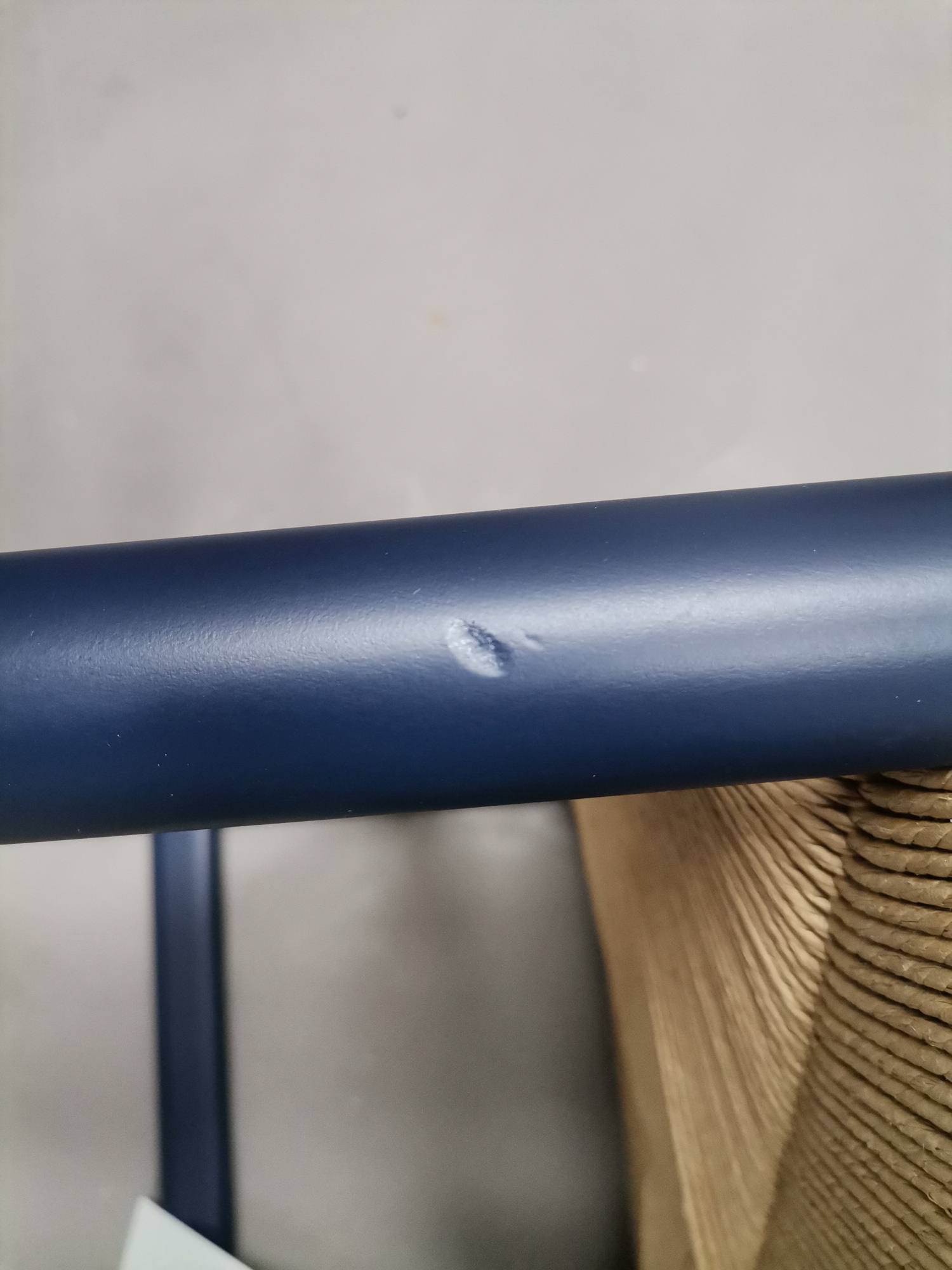 Detailaufnahme: Blauer CH53 Hocker (Mängelexemplar) von Carl Hansen & Søn, Lackschaden am Rahmen.