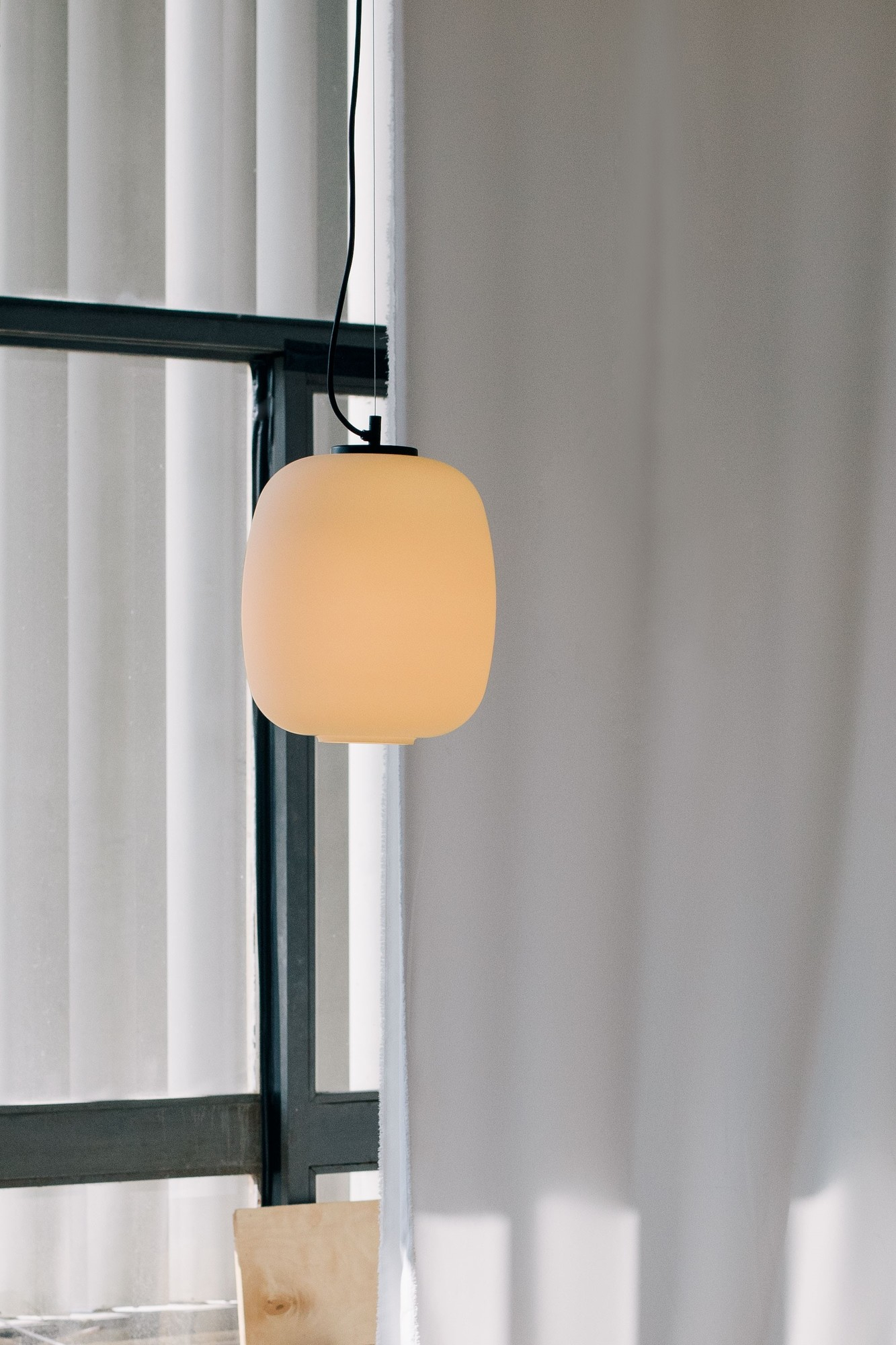 Globo Cesta Pendelleuchte von Santa & Cole: Moderne Hängelampe mit warmem Licht und minimalistischem Design.