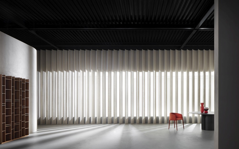 Random Wood Bookcase Bücherregal von MDF Italia, modernes Design mit offenen Fächern im Wohnzimmer.