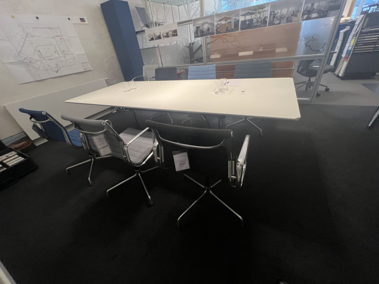 USM & Vitra Eames Aluminium Chair Besprechungskombination AUSSTELLUNGSSTÜCK / GEBRAUCHTMÖBEL