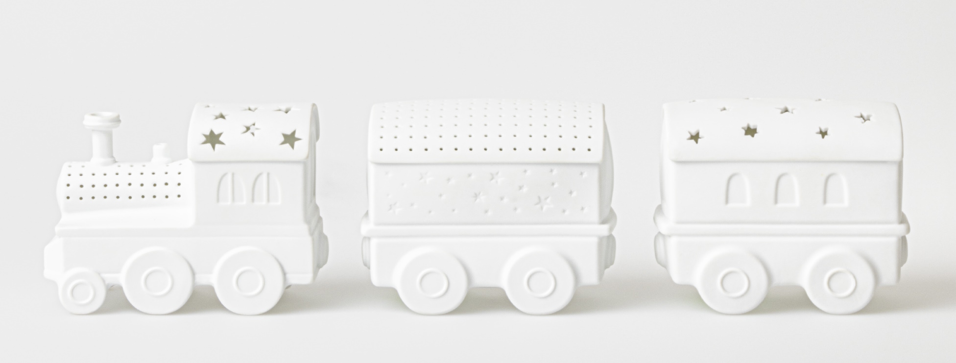 Weißes LED Lichtzug Set mit Rädern und Sternenmuster für stimmungsvolle Beleuchtung.