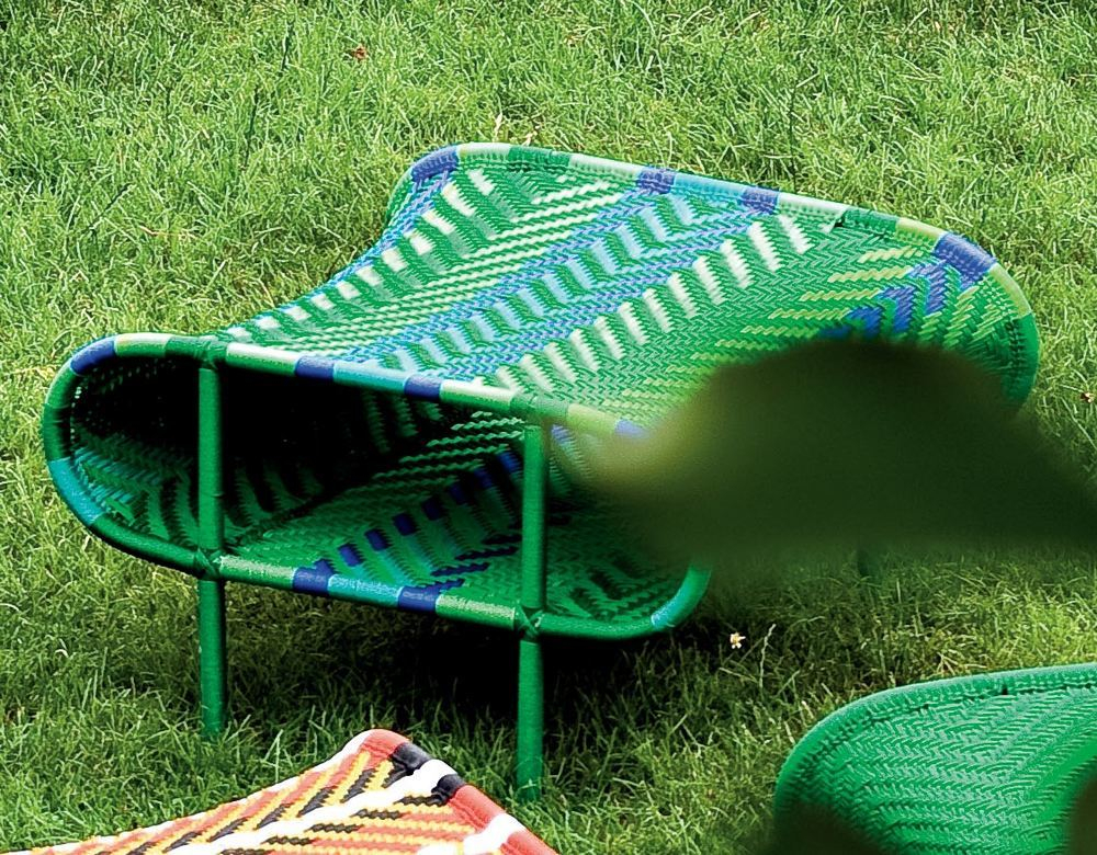 Grüner Sunny Hocker aus der M' Afrique Collection von Moroso, handgeflochten für Garten und Terrasse.