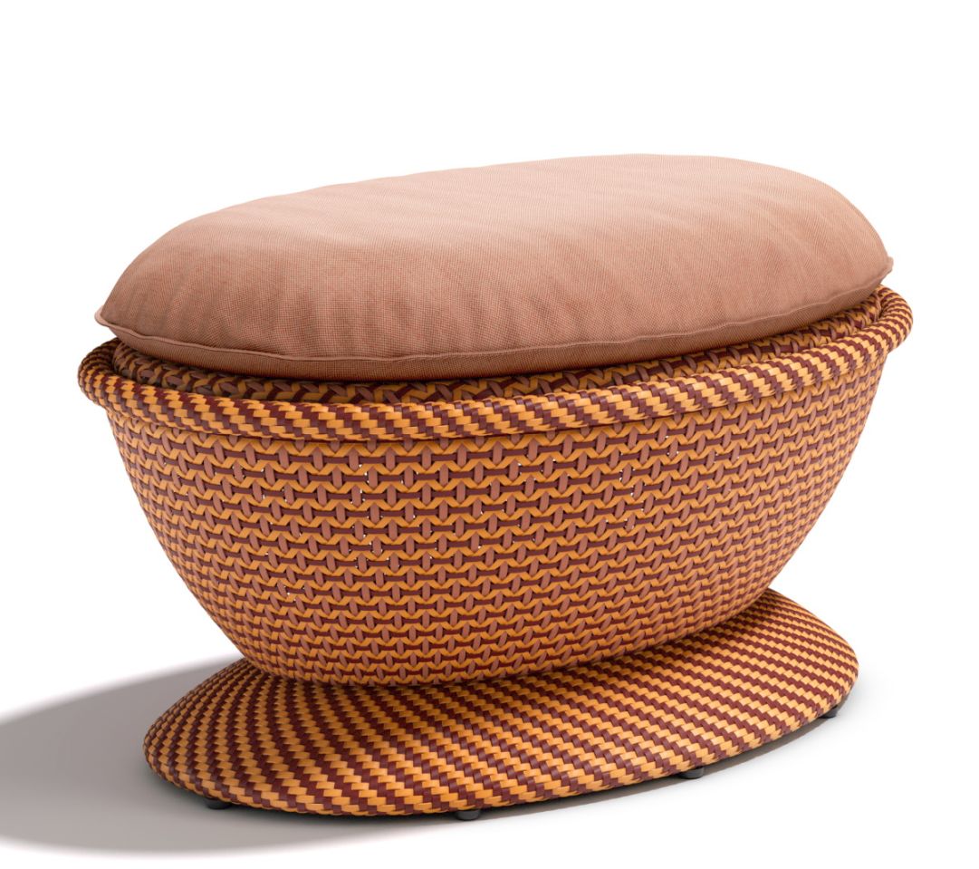 Papyon Hocker von Dedon mit braunem Sitzkissen. Geflochtener Outdoor Hocker für Garten und Terrasse.