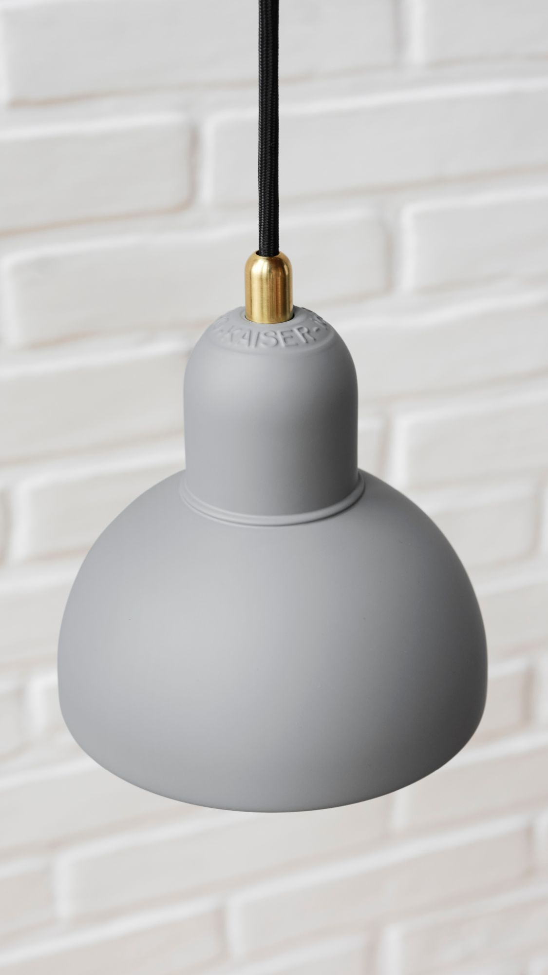 Graue 6722-P Pendelleuchte von Fritz Hansen mit schwarzem Kabel und goldenem Detail.