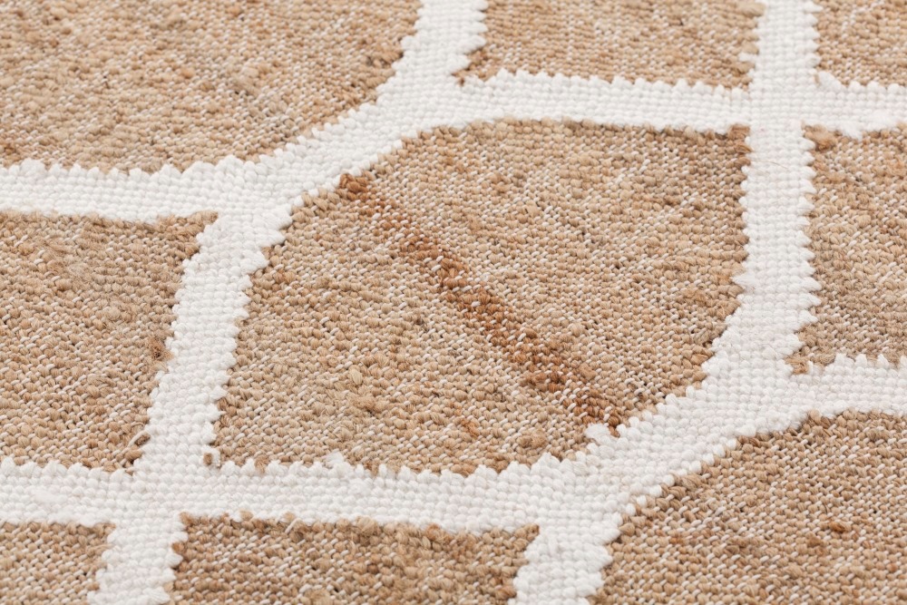Detailaufnahme des beigen Kilim Rodas Teppichs mit weißem geometrischem Muster. Textur und Webart sichtbar.