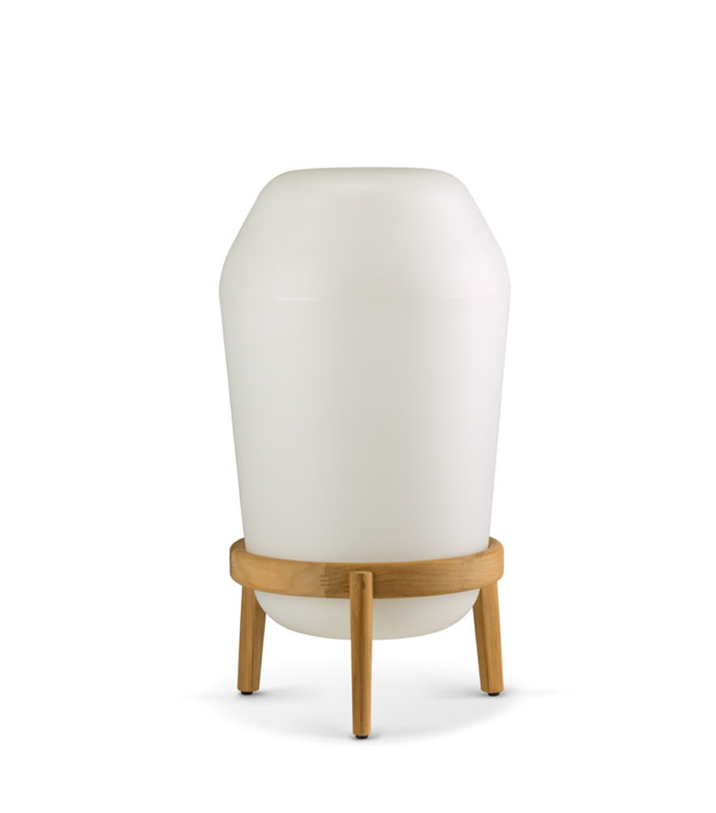 Weiße Loon Bodenleuchte von Dedon mit Holzfuß, moderne Gartenleuchte für Außenbereiche.