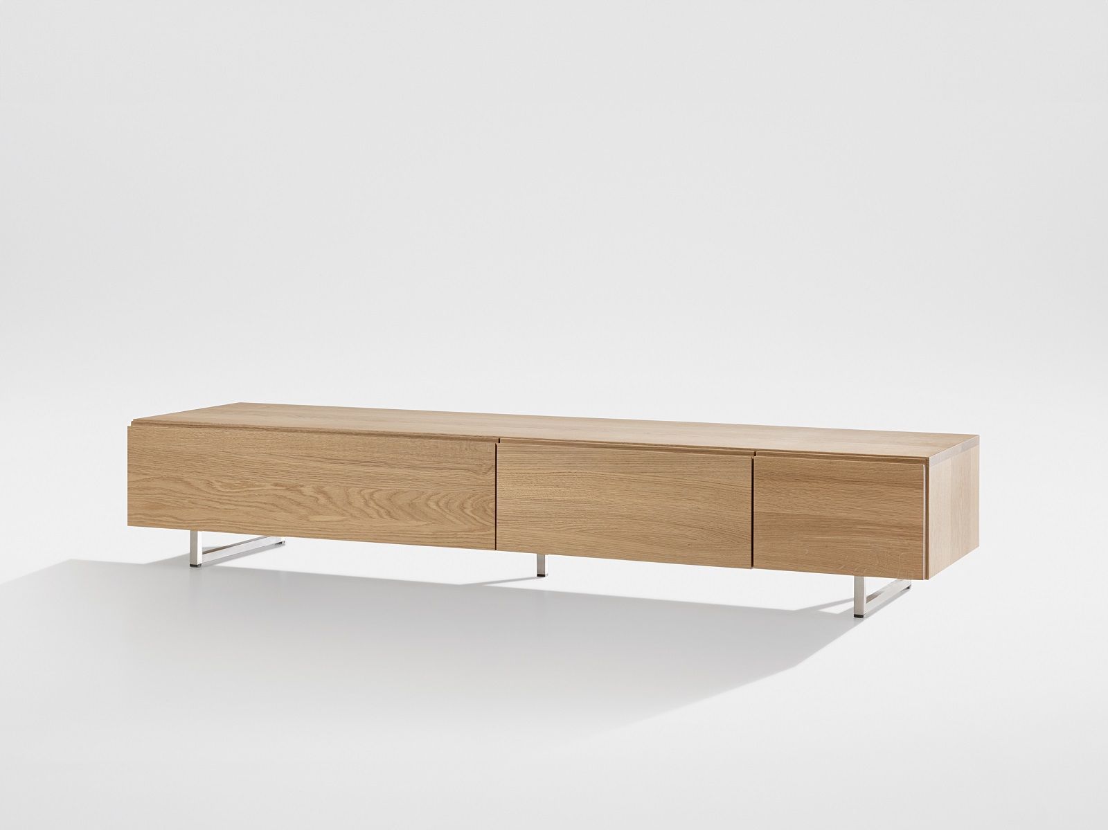 Podest Sideboard aus hellem Massivholz mit minimalistischem Design und Metallfüßen. Modernes Holz Sideboard.