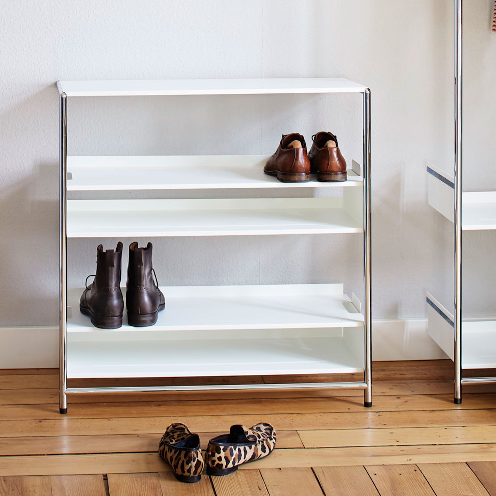 Pool 82 Anlehnregal / Schuhregal Mox Gestell Schwarz strukturiert Tablaren weiß