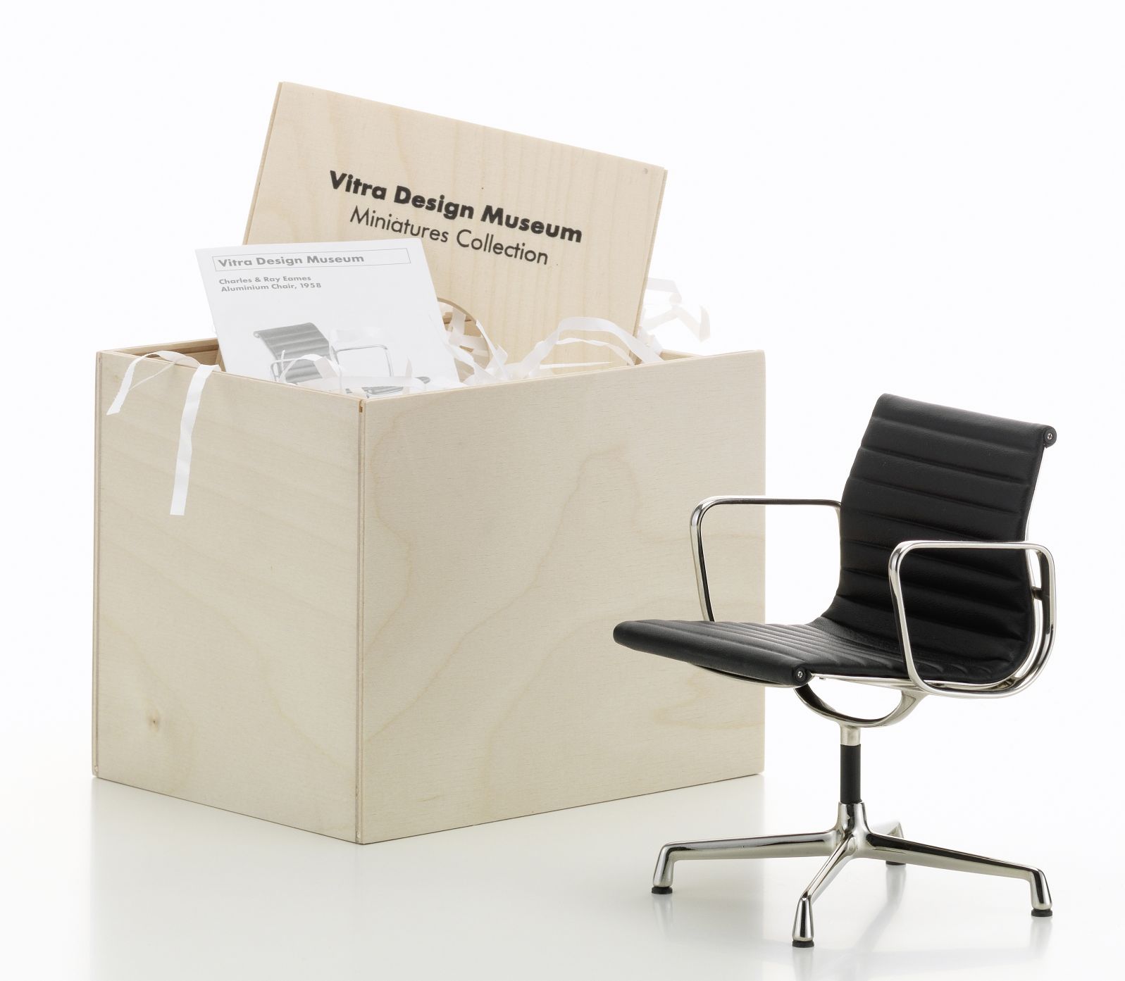 Miniatur Aluminium Chair Drehstuhl mit Lederbezug von Vitra, Designklassiker im Miniaturformat.