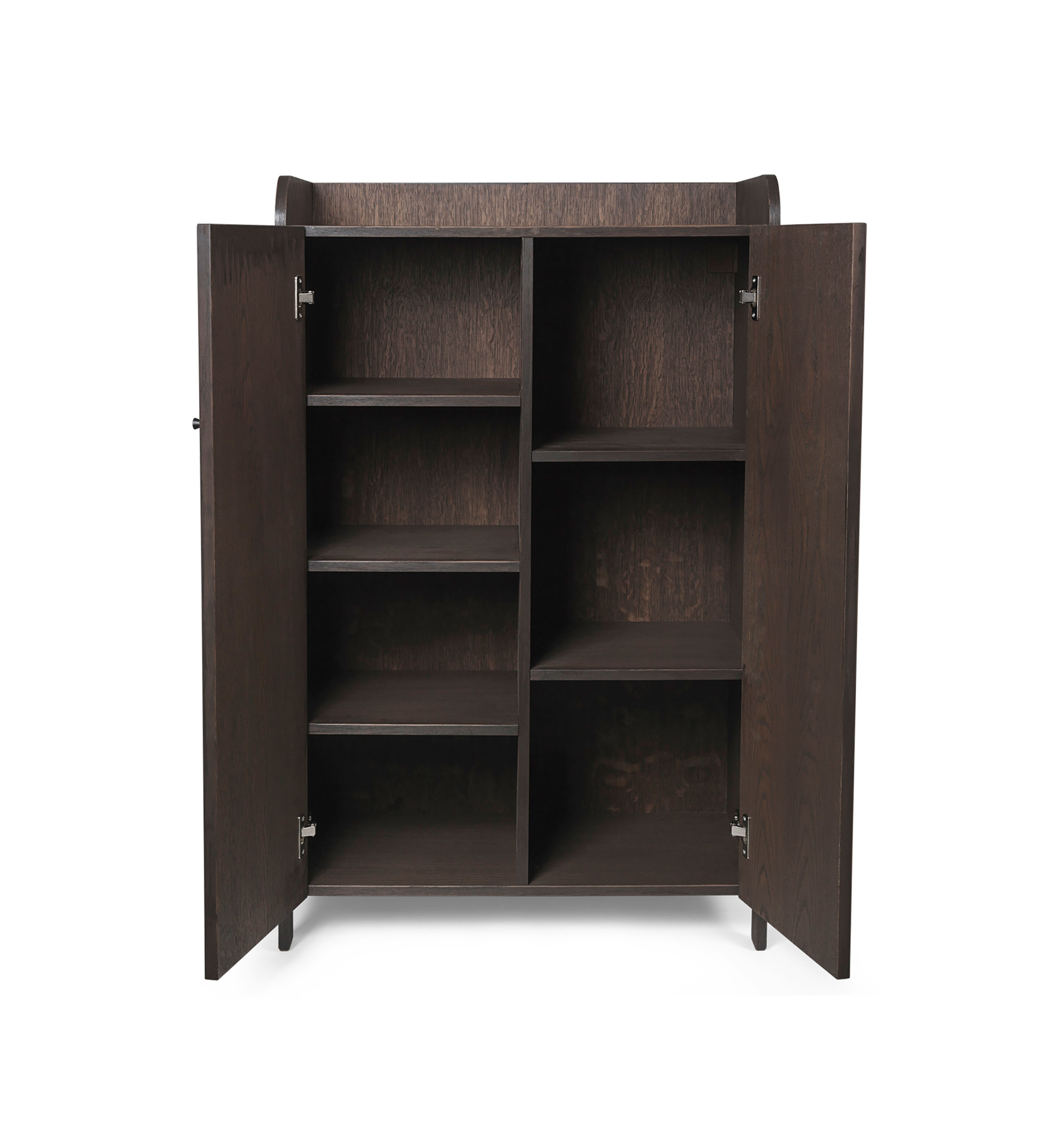 Sill Schrank von Ferm Living aus dunkel gebeizter Eiche mit offenen Türen.