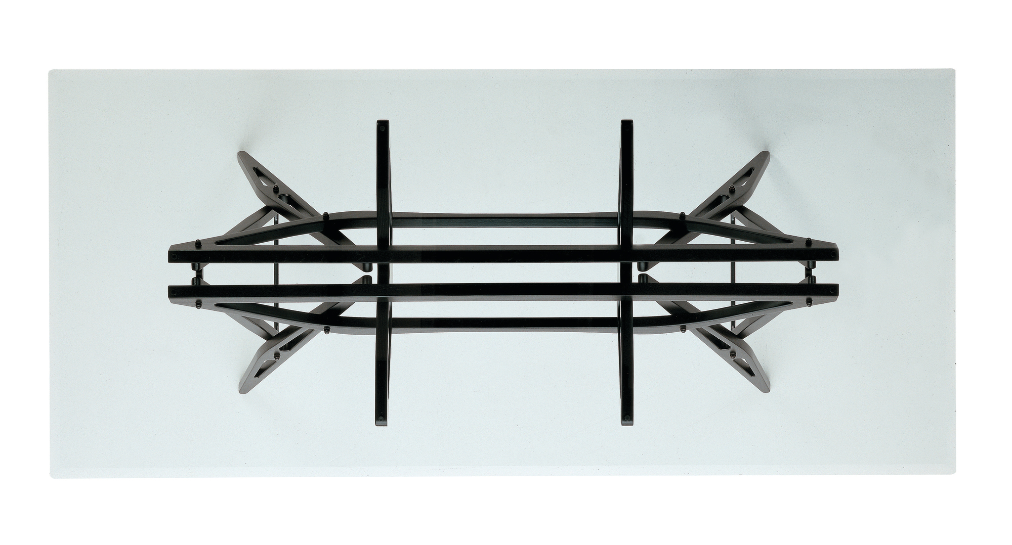 Ansicht von unten des Zanotta Reale Tischs mit Glasplatte und schwarzem Holzgestell.