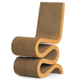 Wiggle Side Chair Stuhl von Vitra aus brauner Wellpappe in S-Form, modernes Design Möbel.