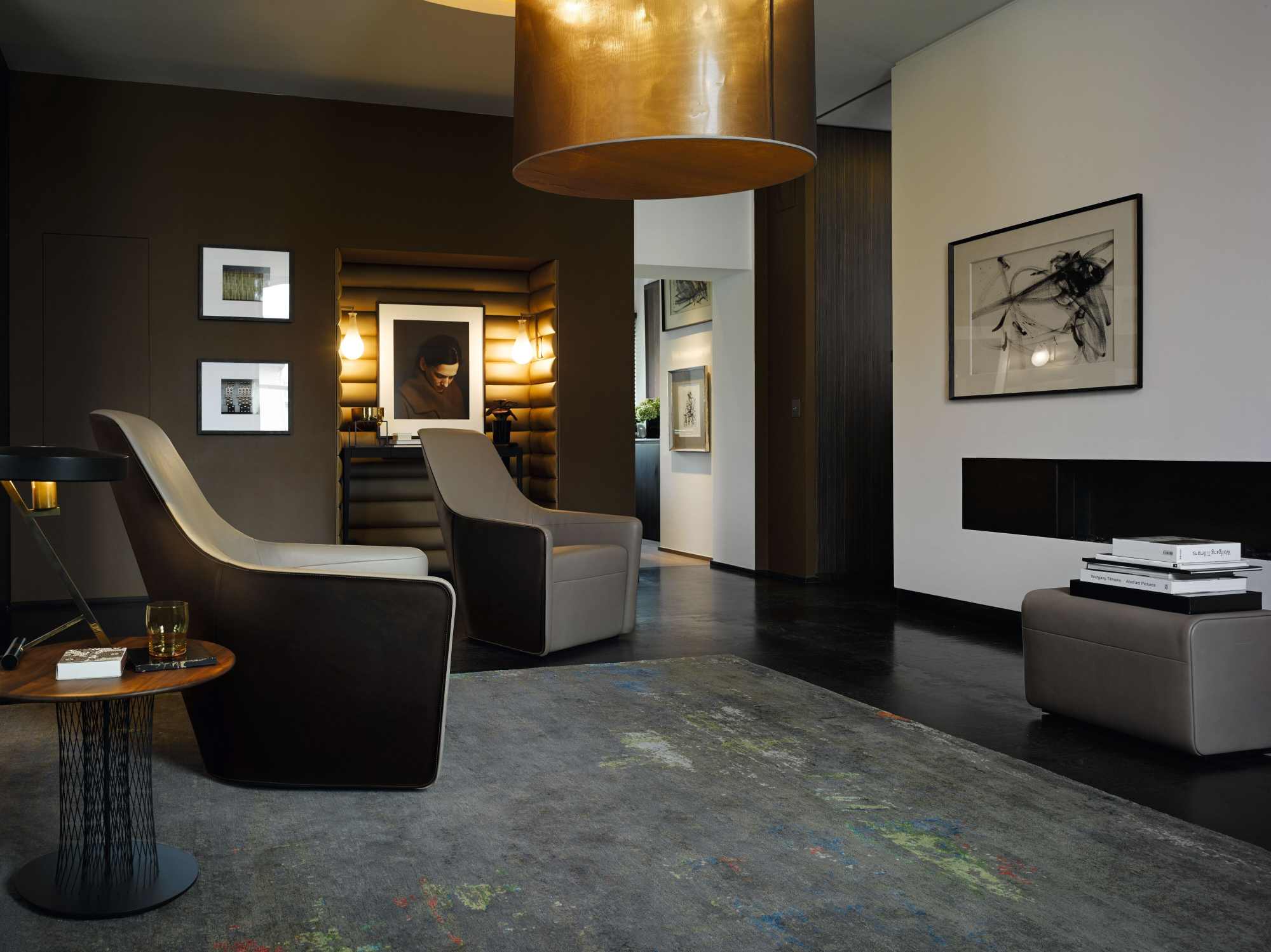 Innenaufnahme mit zwei 520 Foster Sesseln von Walter Knoll in modernem Wohnzimmer.