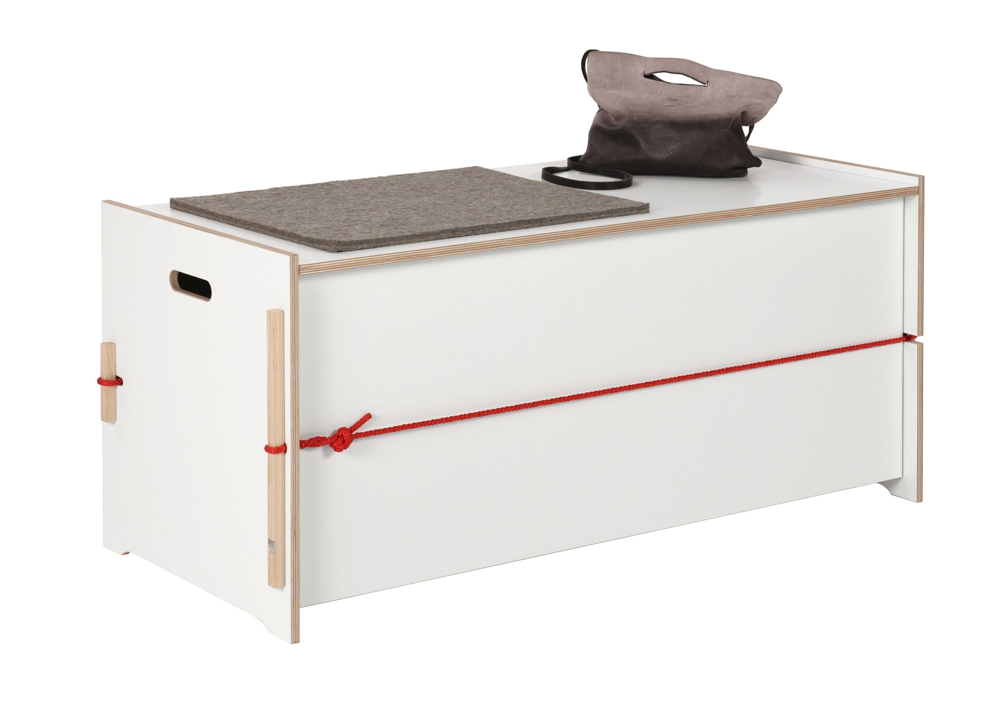 Trude von Nils Holger Moormann: Weiße Aufbewahrungsbox mit Sitzkissen und roter Kordel, ideal für Kinderzimmer.