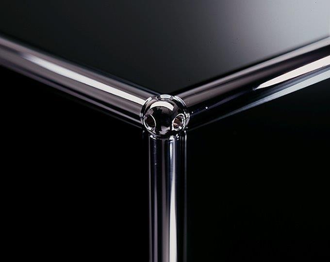 Detailaufnahme einer verchromten USM Haller Kugel als Ersatzteil, Verbindungselement für Möbelbausystem, silber glänzend.