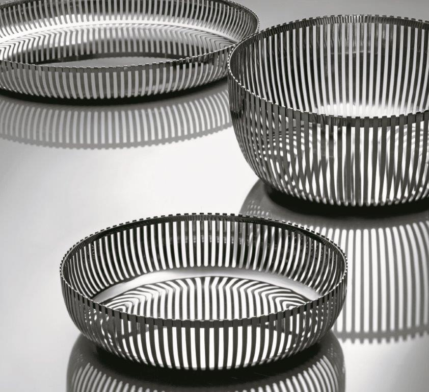 Drei moderne Alessi Obstschalen aus Metall, PCH05/24, für Obst und Dekoration.