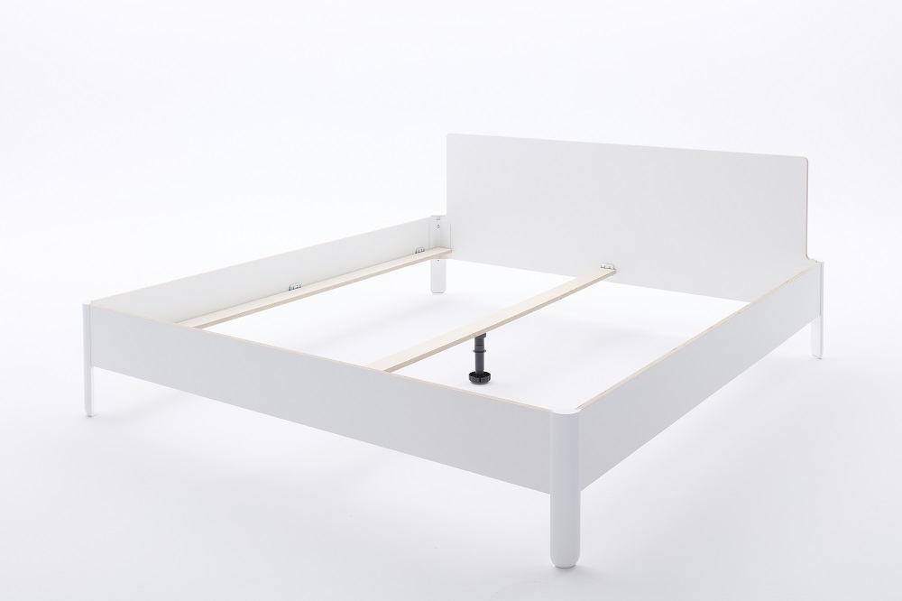 Weißes Nait Bett von Müller Möbelwerkstätten, minimalistisches Design, ohne Lattenrost, für modernes Schlafzimmer.