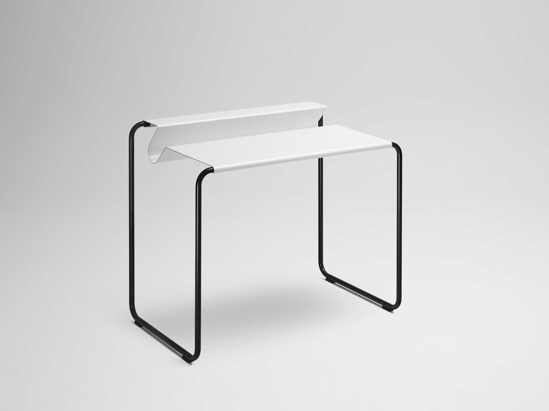 PS07 Sekretär von Müller Möbelfabrikation: Moderner Schreibtisch mit schwarzem Gestell und weißen Ablageflächen.