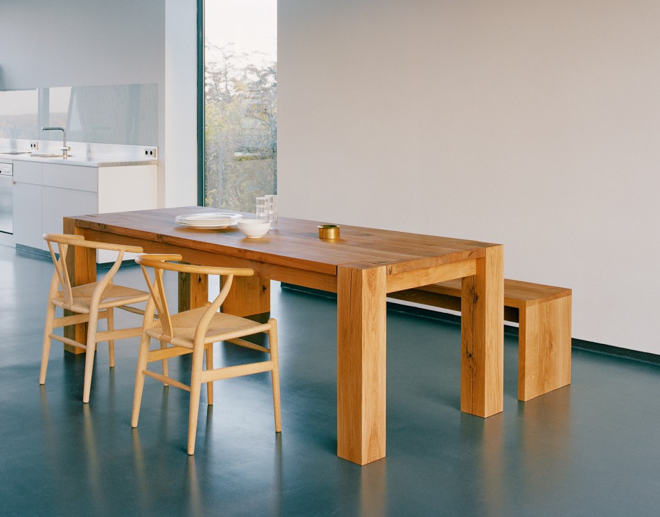 TA04 Bigfoot Tisch e15 aus Massivholz mit Stühlen und Bank in modernem Esszimmer.