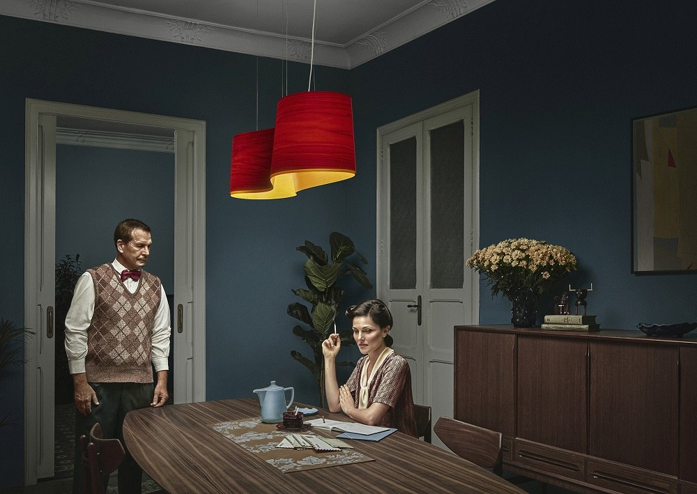 Rote New Wave Pendelleuchte von LZF Lamps über Esstisch in stilvollem Interieur.