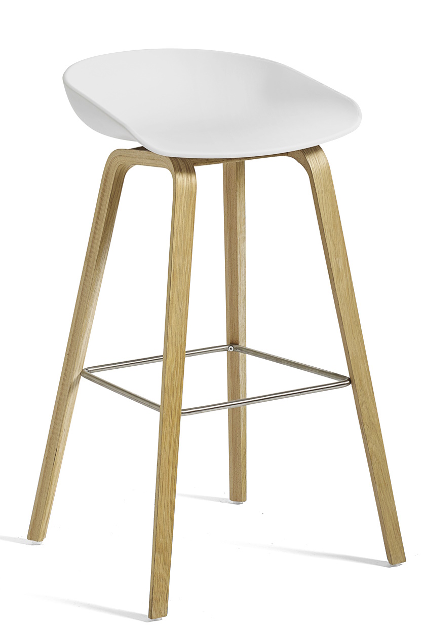 Hay AAS32 Barhocker mit weißer Sitzschale und Holzgestell. Moderner, hoher Hocker für Küche oder Bar.
