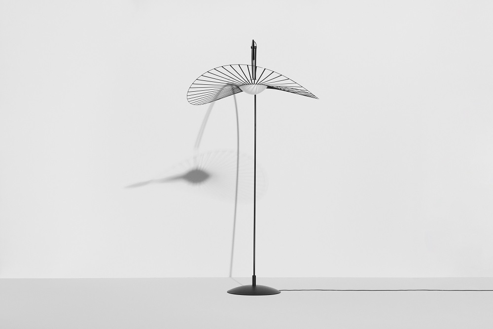 Elegante Vertigo Nova Stehleuchte von Petite Friture, schwarz-weiß, mit filigranem Lampenschirm und minimalistischem Design.