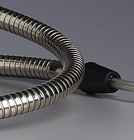 Detailaufnahme: Flexibler Arm der Tecnolumen LW S 02 Lightworm Tischleuchte, modernes Design.