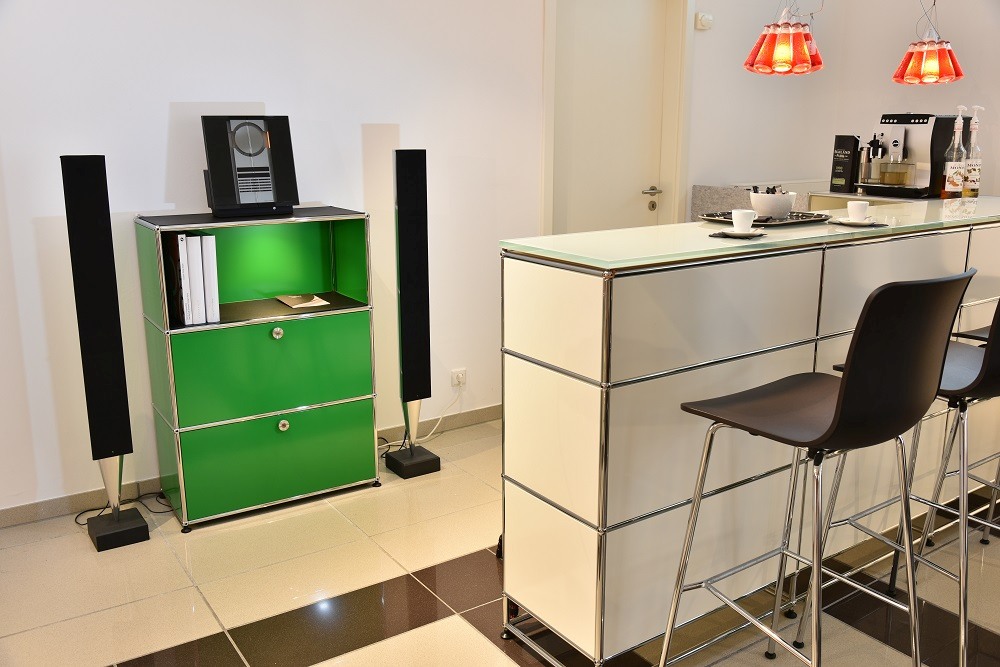 USM Sideboard in Grün und Weiß mit Lederauflage. Möbeldesign für Wohnzimmer und Büro.