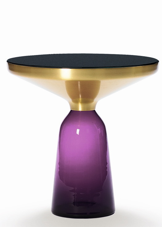 Bell Side Table: Beistelltisch mit violetter Glasbasis und Messingplatte von ClassiCon.