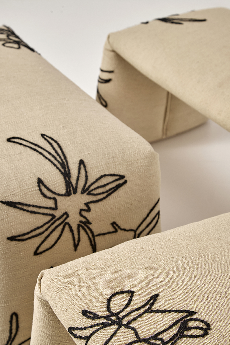 Detailaufnahme der Nanimarquina Flower Bench Bank L mit beigem Stoff und schwarzer Blumenstickerei.