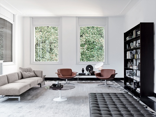 Wohnzimmer mit zwei braunen KN01 Lounge Drehsesseln von Knoll International und weiteren Designermöbeln.