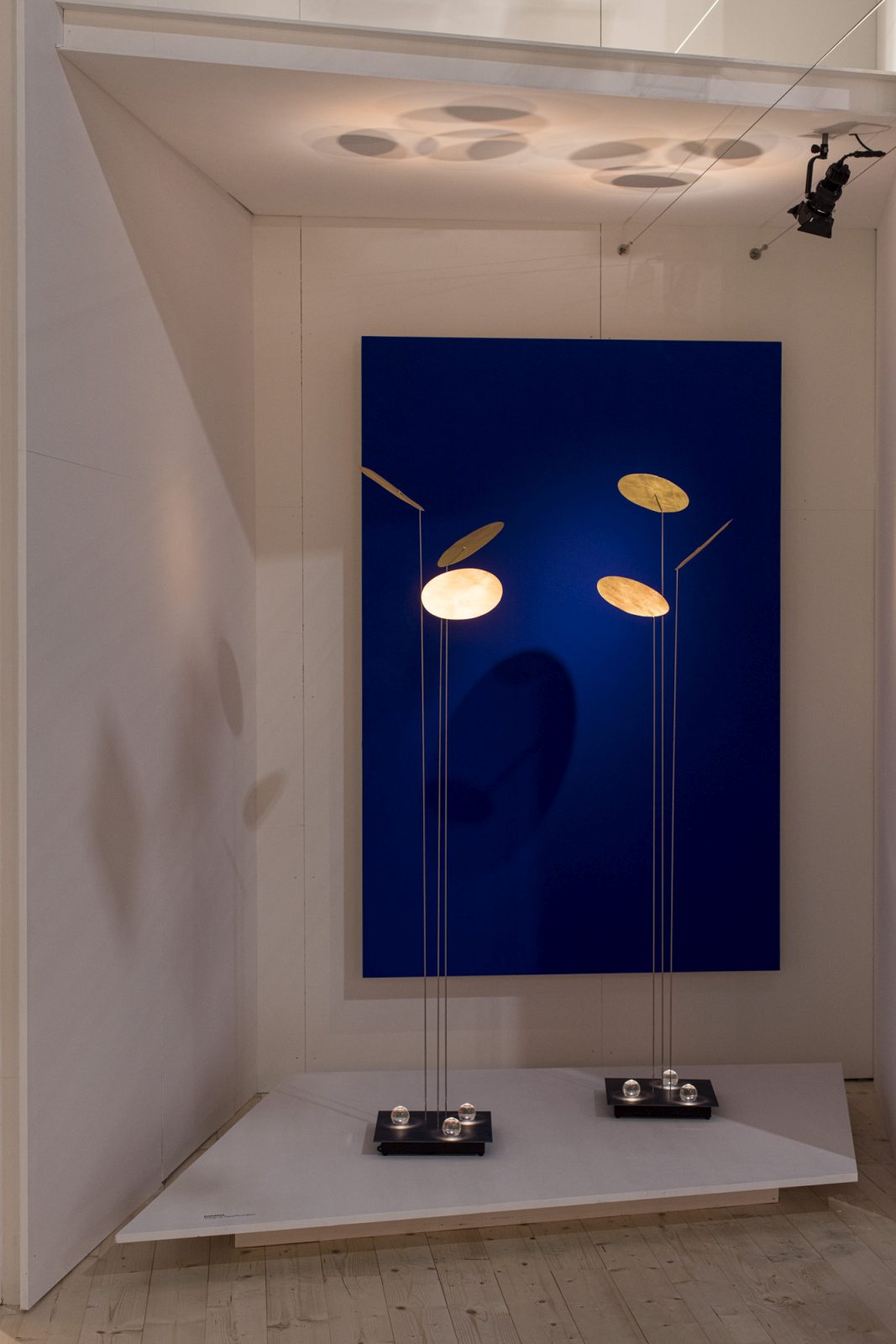 Nuunu Stehleuchte von Ingo Maurer: Moderne Stehlampen mit runden Schirmen und minimalistischem Design.