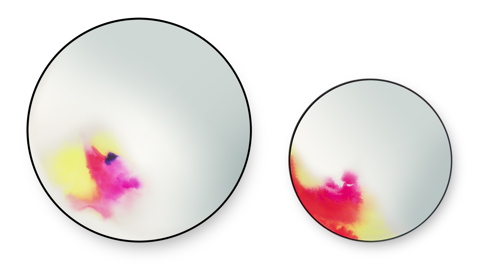 Zwei runde Francis Wandspiegel von Petite Friture, einer klein, rosa, mit abstraktem Farbverlauf.