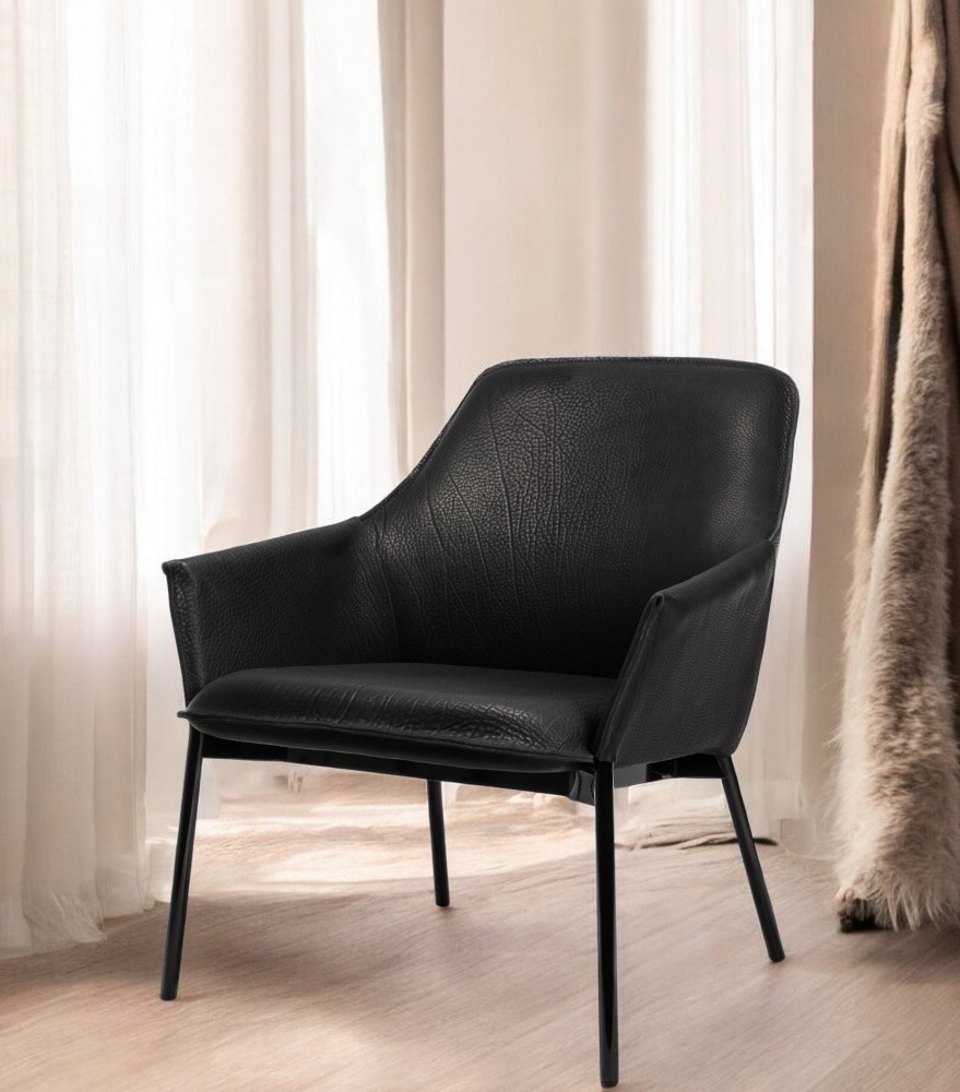 Schwarzer Grace Lounge Chair Low von Freifrau Manufaktur mit Lederbezug und schlanken Metallbeinen.