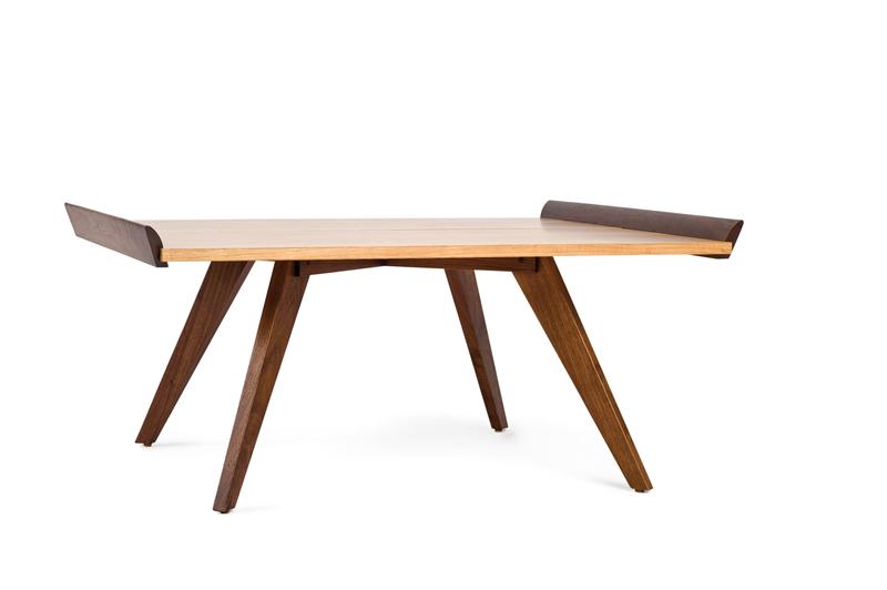 Splay-Leg Tisch von Knoll International mit Holzplatte und markanten, ausgestellten Holzbeinen.