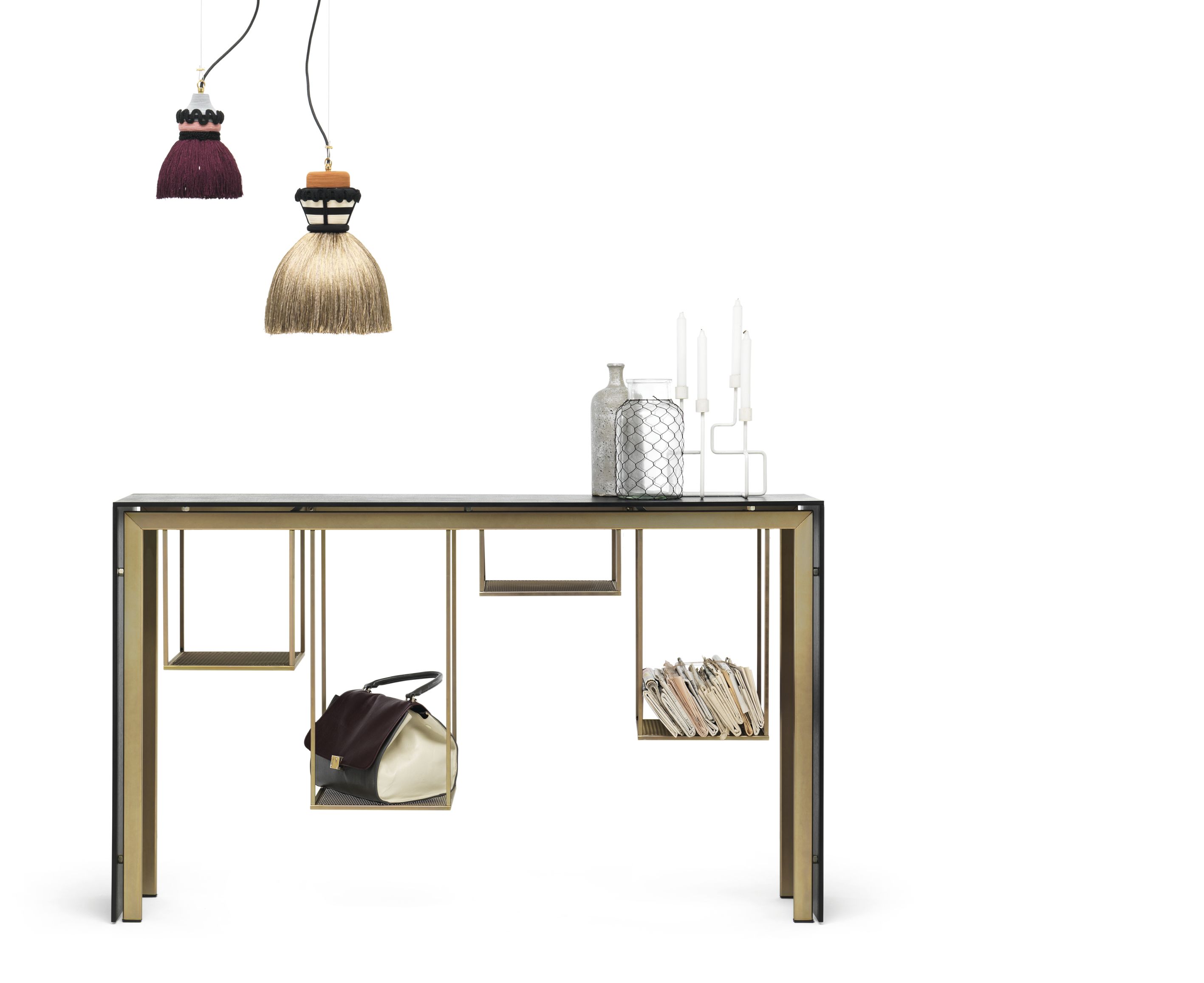 Tokyo Konsole von Mogg mit Ablagefächern, dekoriert mit Handtasche, Zeitschriften, Flaschen und Kerzenständern.