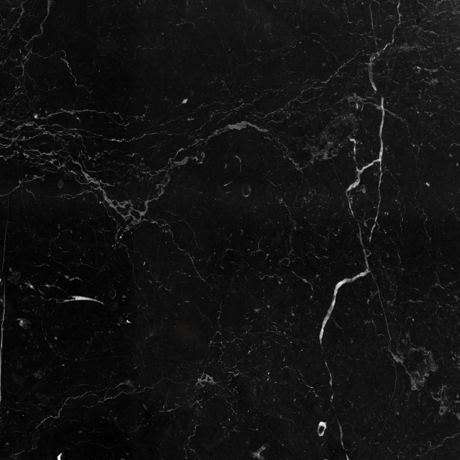 Detailaufnahme der schwarzen Marmorplatte des Favius Couchtischs. Edles Design für Wohnzimmer.