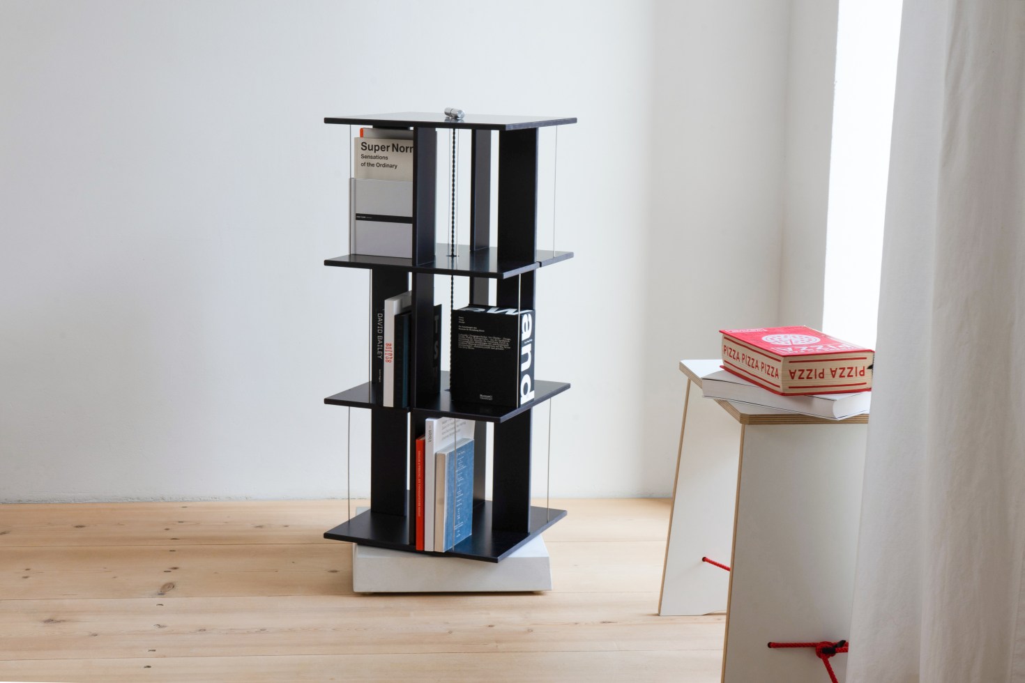 Buchstabler Bücherturm, DVD-Regal Nils Holger Moormann